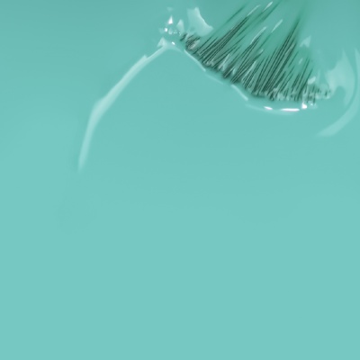 Pincel a aplicar tinta azul turquesa