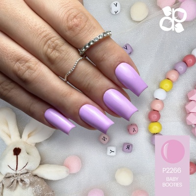 Unhas artificiais lilás fosco com anéis prateados, fundo com contas coloridas, coelho de pelúcia e bolas de feltro.