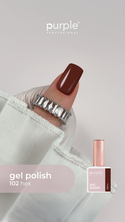 Unha pintada com verniz gel castanho escuro brilhante, dedo com anel e luva branca ao lado de frasco de verniz gel.