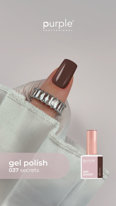 Unha pintada de castanho escuro e frasco de verniz gel roxo