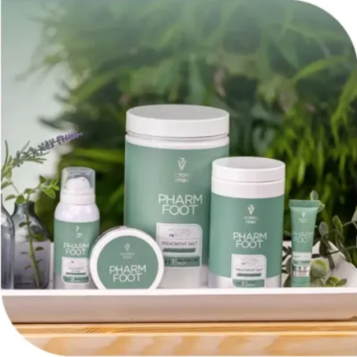 Conjunto de produtos para cuidados dos pés PharmFoot em embalagens verdes com tampas brancas numa bandeja branca