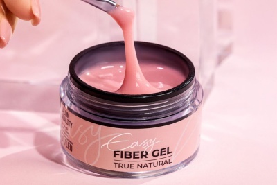 Frasco de gel de fibra rosa claro Easy Fiber Gel True Natural com tampa preta.