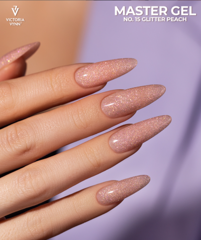 Unhas com verniz em gel glitter peach da Victoria Vynn em fundo lilás