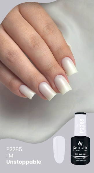 Unhas com verniz gel branco perolado e frasco de verniz gel roxo preto