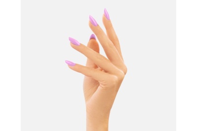 Mão feminina com unhas pintadas de rosa lilás