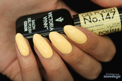 Frasco de verniz gel preto e unhas amarelas brilhantes