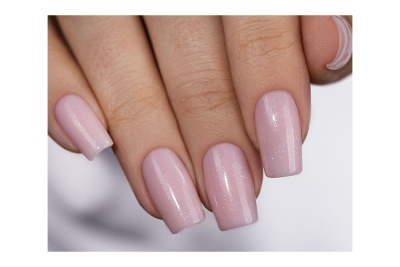 Unhas pintadas de rosa claro brilhante com efeito cintilante