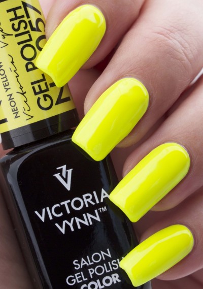 Frasco de verniz em gel de unhas amarelo néon da Victoria Vynn com unhas pintadas correspondentes