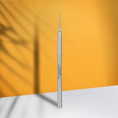 Instrumento metálico de precisão com duas pontas finas em fundo branco e amarelo