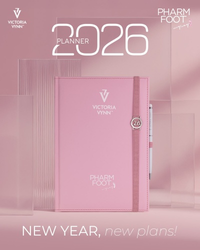 Planner cor-de-rosa Victoria Vynn 2026 com elástico e caneta, sobre fundo rosa com textos promocionais.