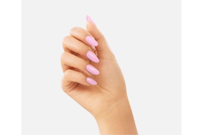 Mão feminina com unhas cor-de-rosa
