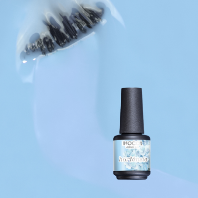Frasco de verniz para unhas azul claro com rótulo 'ho-tensia'