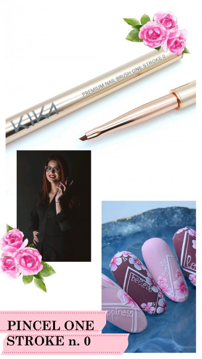 Pincel de unhas dourado KIKA com unhas decoradas rosas e roxas, mulher de preto e flores rosas