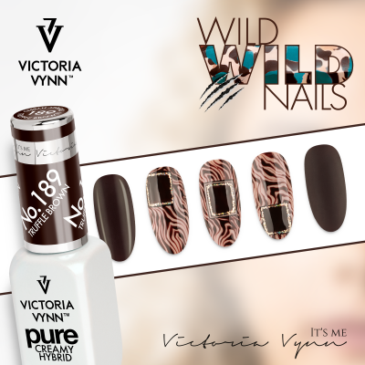 Verniz Victoria Vynn Pure Creamy Hybrid e unhas postiças decoradas com padrão animal print