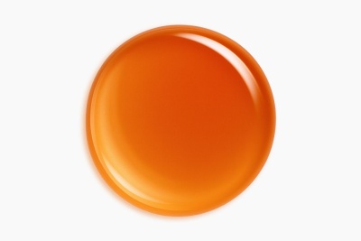 Gota de líquido laranja translúcido em fundo branco