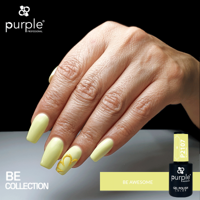 Mão com unhas amarelas e detalhe dourado, frasco de verniz em gel Purple P2107