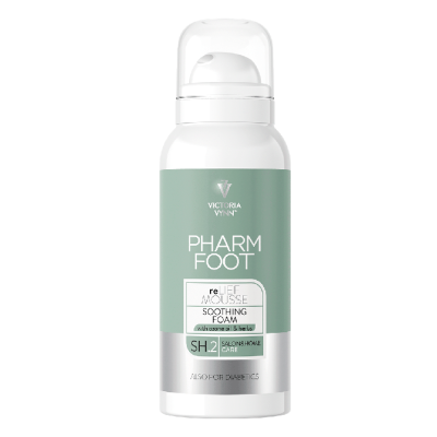 Frasco branco de espuma para os pés com rótulo verde e prata e tampa transparente