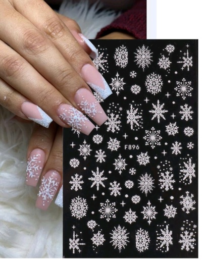 Unhas com decoração em gel nude e flocos de neve e decalques em cartão preto