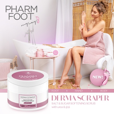Esfoliante Derma Scraper Pharm Foot e mulher sentada numa casa de banho