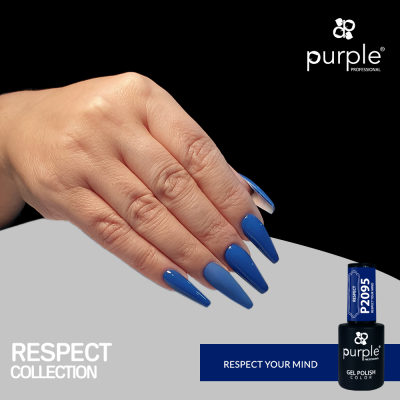 Mão com unhas stiletto azuis foscas junto a frasco de verniz gel da Purple Professional