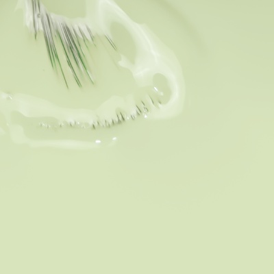 Batidor de arame em líquido branco cremoso