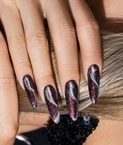 Unhas artificiais pretas com glitter multicolorido em dedos de pele clara