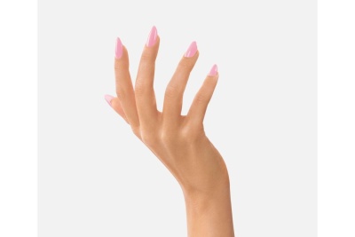 Mão feminina com unhas pintadas de rosa claro