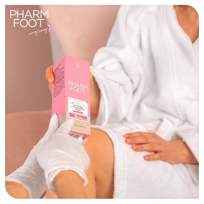 Embalagem rosa de creme PHARM FOOT segurada por pessoa com luvas brancas junto a pessoa de roupão branco