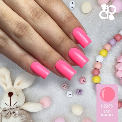 Unhas acrílicas rosa neón com coelho de peluche e contas coloridas