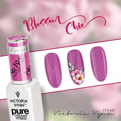 Verniz de unhas rosa com brilho e decoração floral