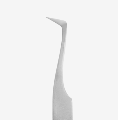 Pinça metálica prateada com ponta fina curva