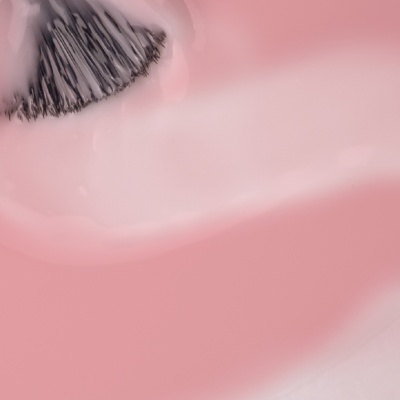 Pincel de maquilhagem com cerdas pretas em verniz rosa claro brilhante