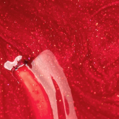 Rolha e líquido branco espumante sobre fundo vermelho brilhante com glitter