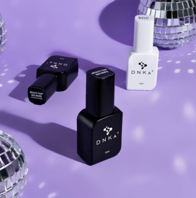 Três frascos de verniz DNKA' preto e branco sobre superfície lilás com espelhos