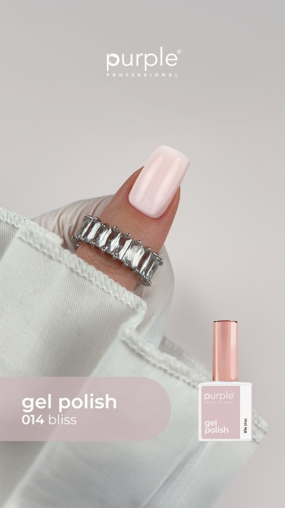 Unha pintada com verniz gel rosa claro e anel com pedras retangulares