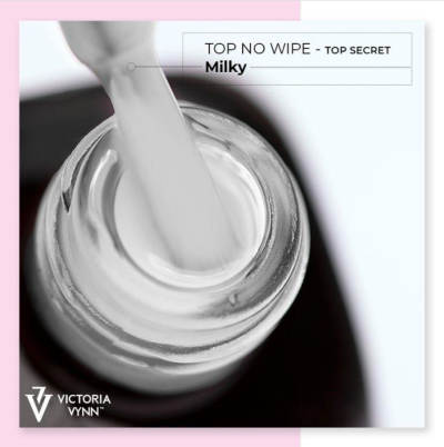 Frasco aberto de verniz para unhas leitoso com pincel e texto do produto