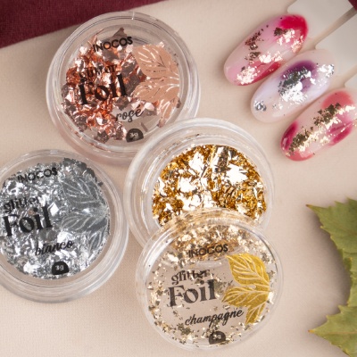 Recipientes transparentes com folhas de foil para unhas em várias cores com etiquetas visíveis