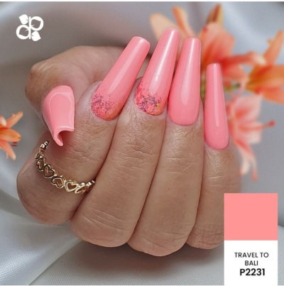 Unha artificial cor-de-rosa com detalhes florais e anel dourado com corações