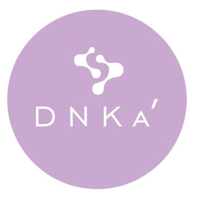 Logótipo branco DNKA' em círculo lilás