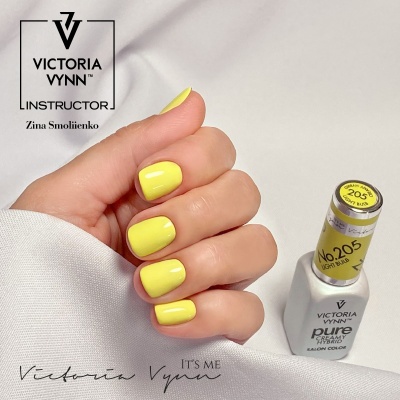 Unhas pintadas de amarelo com frasco de verniz Victoria Vynn número 205