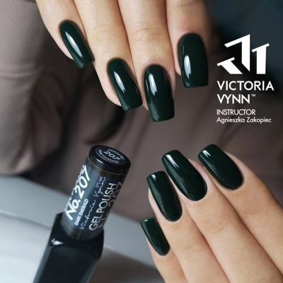 Unhas com verniz gel verde escuro brilhante Victoria Vynn número 207 Dark Emerald