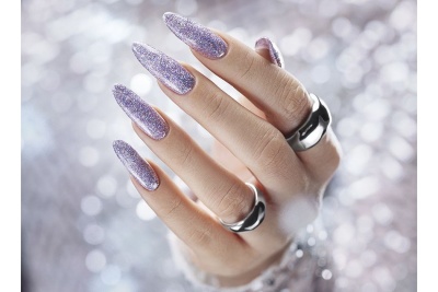 Mão com unhas glitter lilás e anéis prateados