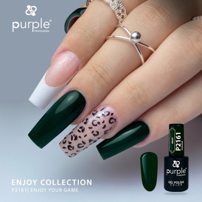 Unhas postiças esmaltadas em verde escuro, branco e padrão de manchas preto sobre rosa, com frasco do esmalte Purple P2161