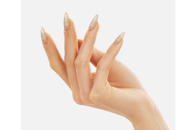 Mão feminina com unhas longas douradas brilhantes sobre fundo branco