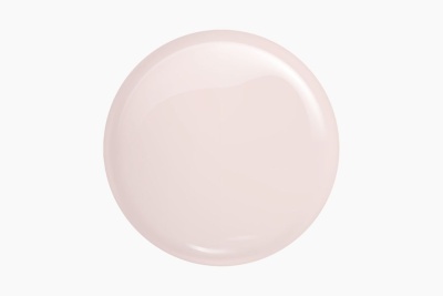 Gota de verniz rosa claro brilhante sobre fundo branco