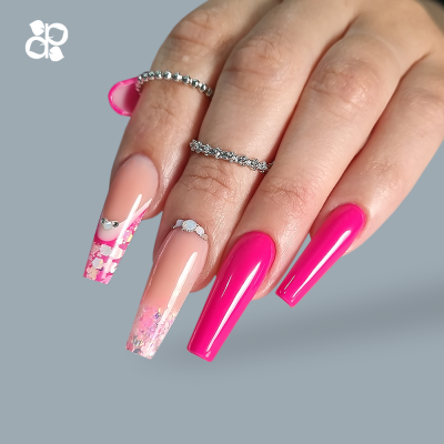 Mão feminina com unhas postiças longas coloridas e anéis prateados