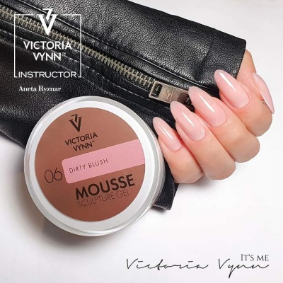 Frasco de mousse para unhas Victoria Vynn cor 06 Dirty Blush com mão segurando