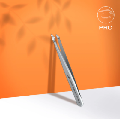 Pinça de aço inoxidável prateada com texto gravado e fundo laranja