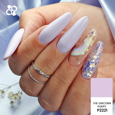 Unhas stiletto com verniz roxo e decoração arco-íris brilhante, mãos com alianças prateadas.