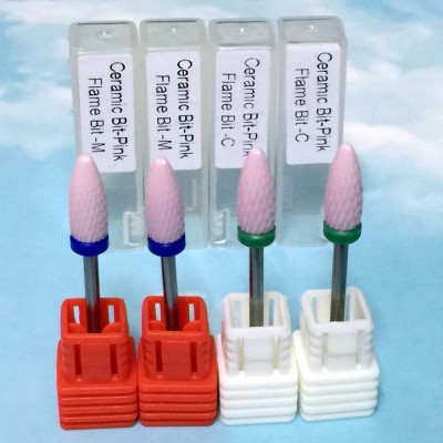 Brocas cerâmicas rosas com etiquetas em suporte laranja e branco sobre fundo azul